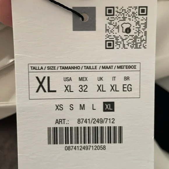 Fun and Versatile! Zara blouse with ruffle neckline and cuffs, black pipi… - Picture 6 of 6